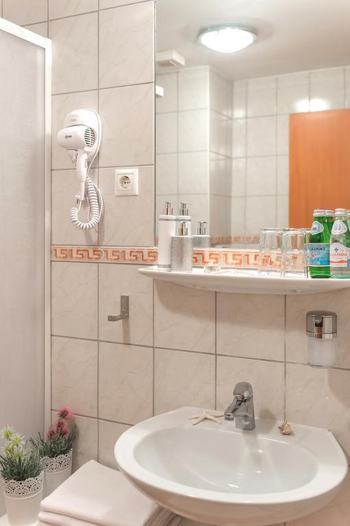 P4W Hotel Residence سزومباثيلي الغرفة الصورة